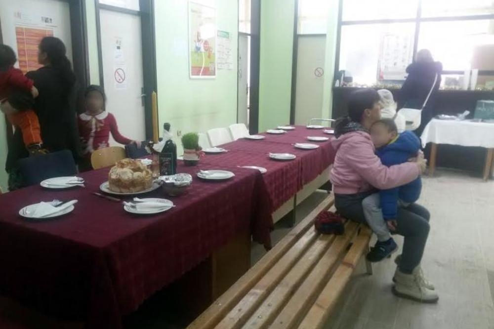 SKANDAL U NIŠKOM DOMU ZDRAVLJA: Pacijenti čekali pregled za slavskim stolom u ambulanti! (FOTO)