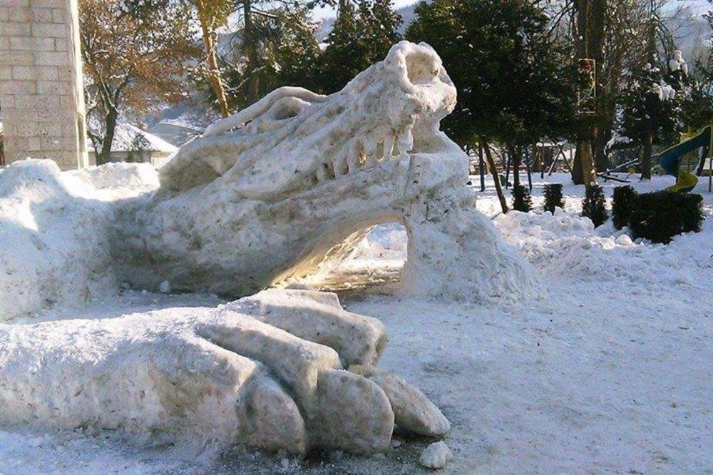 ZMAJ USRED BIJELOG POLJA: Ovo je najimpresivnija skulptura od snega NA BALKANU! (FOTO)