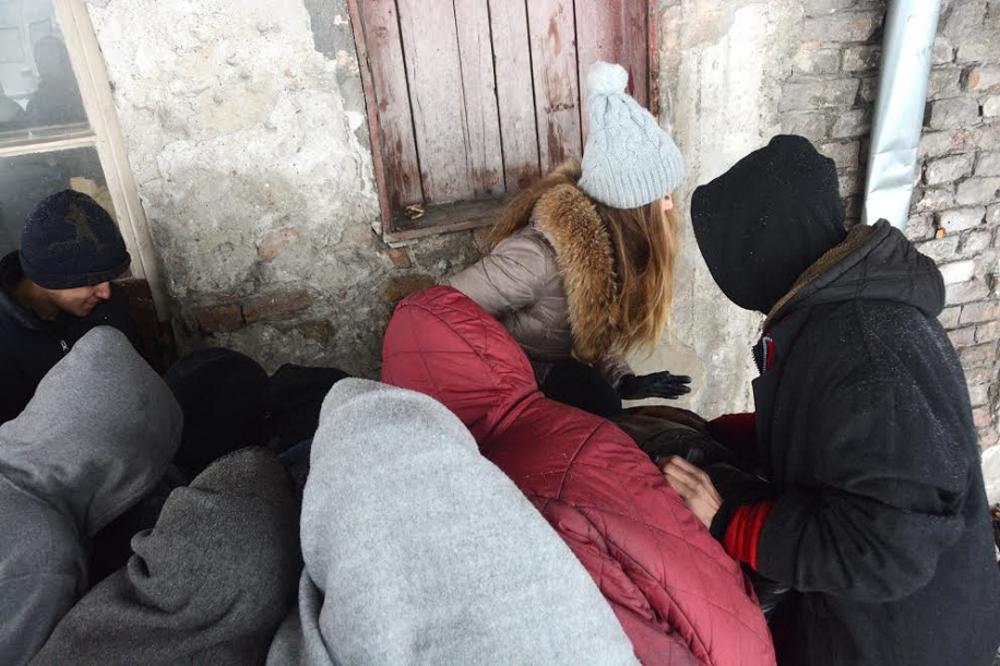 Odneli smo hranu izgladnelim migrantima, jedva smo izvukli živu glavu! Ali, NIŠTA IM NE ZAMERAMO! (VIDEO) (FOTO)