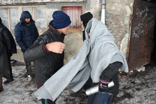 MIGRANT IZBODEN USRED BEOGRADA: Muškarac (20) zadobio stravične povrede, ljudi u šoku!