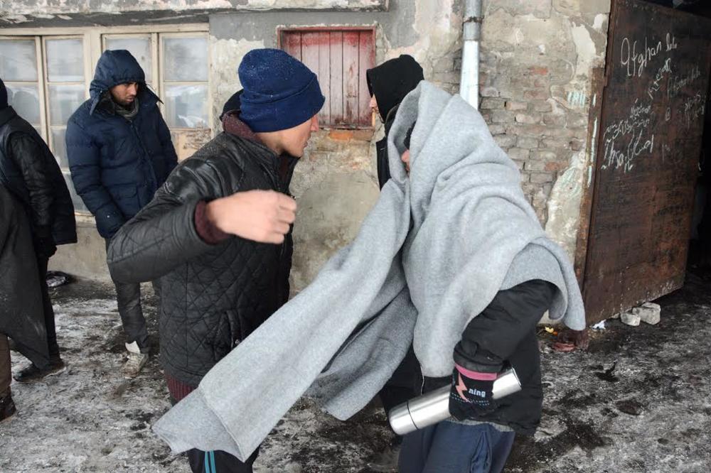 MIGRANT IZBODEN USRED BEOGRADA: Muškarac (20) zadobio stravične povrede, ljudi u šoku!