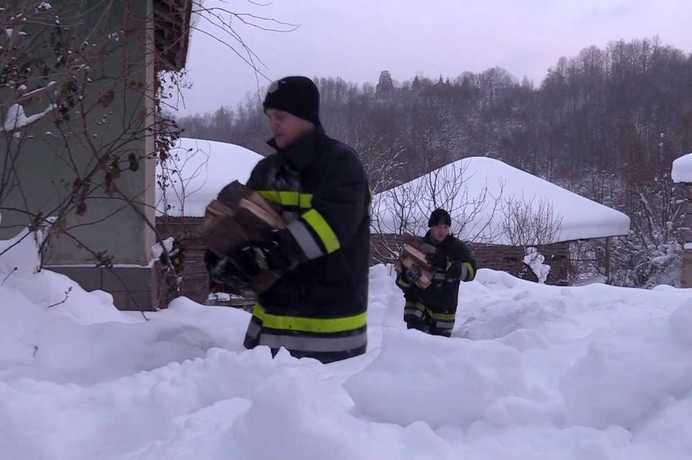 HEROJSKI: Pogledajte kako su srpski vatrogasci satima pomagali zavejanim seljanima u Vranju (VIDEO)