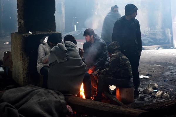 NAJTAMNIJI DOM BEOGRADA: Guše se u dimu da se ugreju, SUDBINE od kojih se plače! (FOTO) (VIDEO)