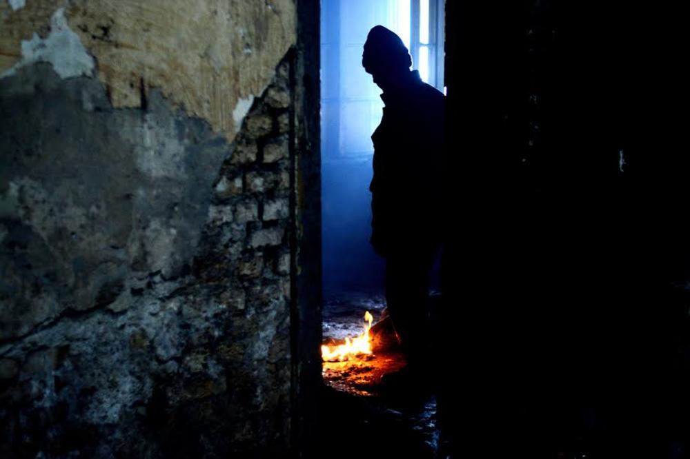 Fotografija migranta koji se u Beogradu kupa u kofi na -11 OBIŠLA JE I RASPLAKALA SVET! (FOTO)