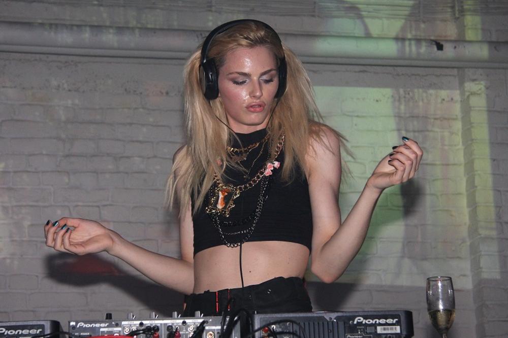 I OVO I ONO Andreja Pejić prvi put POTPUNO GOLA! Kad vidite fotku zaboravićete da je nekad BILA MUŠKARAC!