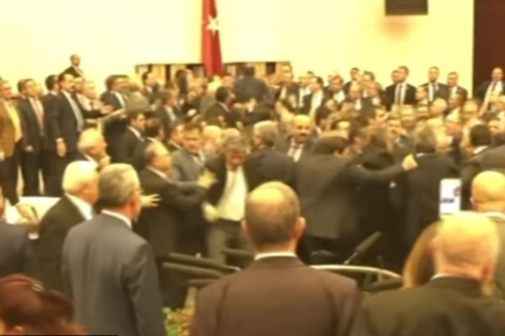 Pobili se turski poslanici u parlamentu! (VIDEO)