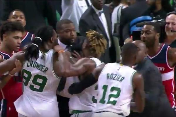 Počelo je osmesima, a onda su usledili prst u lice i šamar i krenula je frka Seltiksa i Vizardsa! (VIDEO)