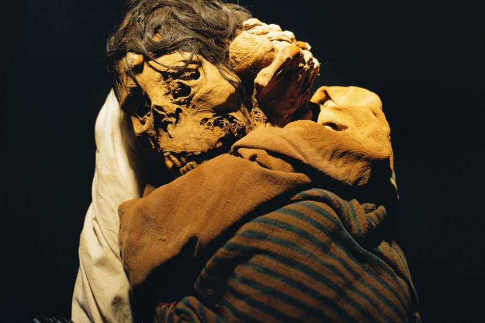 KAKO JE OVO MOGUĆE?! Pronašli mumiju staru 1.500 godina, nosi Adidas čizme! (FOTO) (VIDEO)