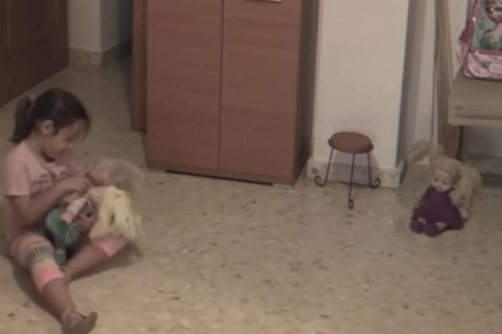 Devojčica se igrala sa lutkama, a onda je počelo! Ovaj PRIZOR LEDI KRV u venama! (VIDEO)
