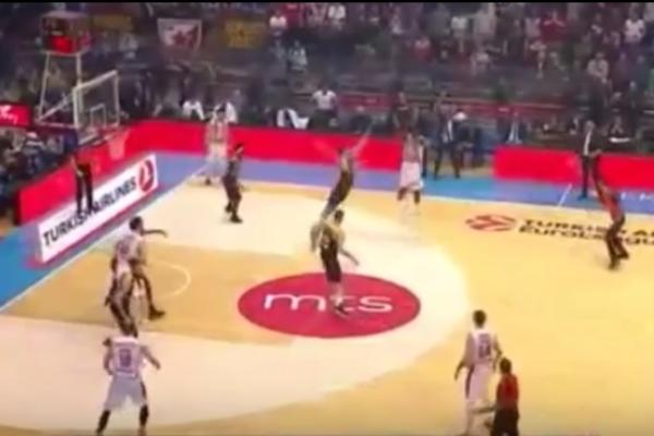 A sad na miru još jednom pogledajte koš kojim je magični Đenka srušio Fener! (VIDEO)