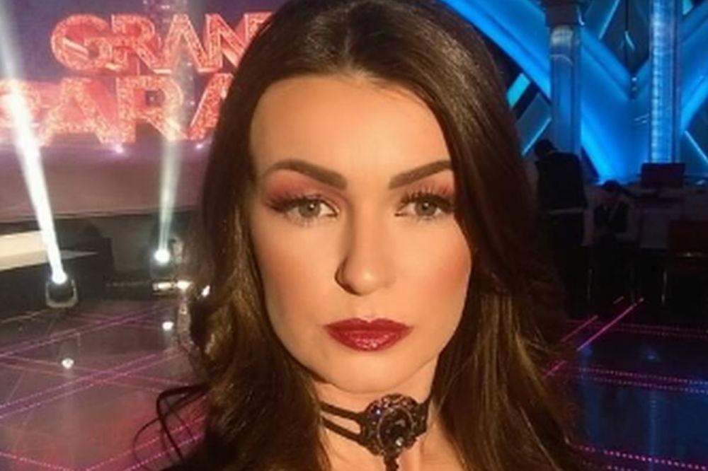 Prve PAPARACO slike posle otkrivanja ko joj je dečko: Lepa voditeljka GRANDA uhvaćena na delu! (FOTO)