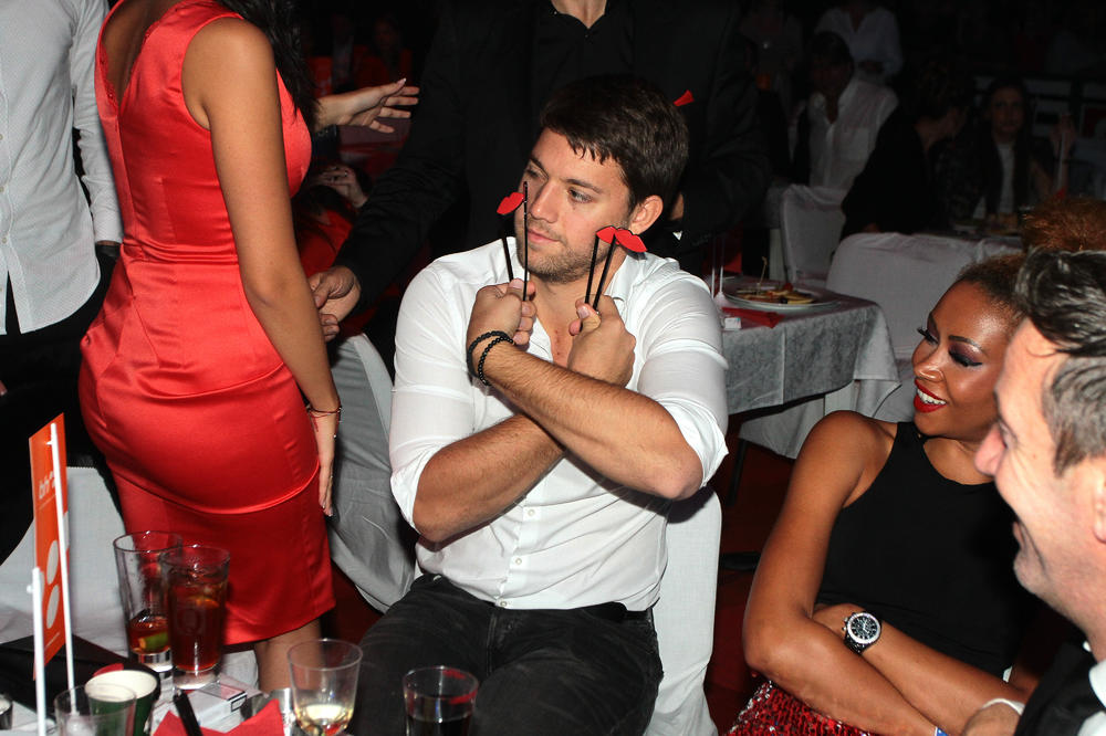 ZAVIRITE U VILU BRENE I BOBE: Sin Stefan priređuje bahanalije, polugole devojke se bacaju na njega! (VIDEO)