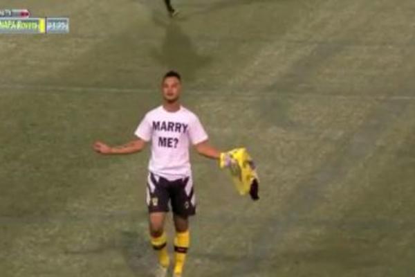 E moj sudija, pa kakav si to čovek! Dobio žuti karton, jer je zaprosio devojku! (VIDEO)