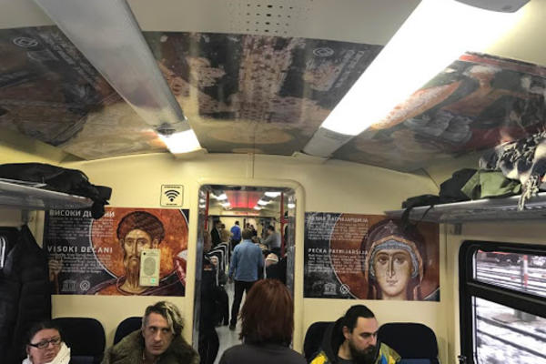 ČUVENI UKRAŠENI VOZ PROMENIO RUTU! Evo gde sada saobraća oslikana kompozicija!