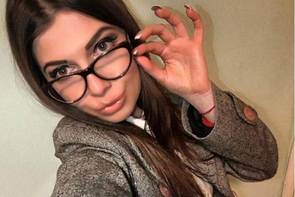 Ovo je najlepša devojka u vozu za Kosovo! Kad Albanci vide kakva je mačka, jedva ćemo izvući živu glavu!