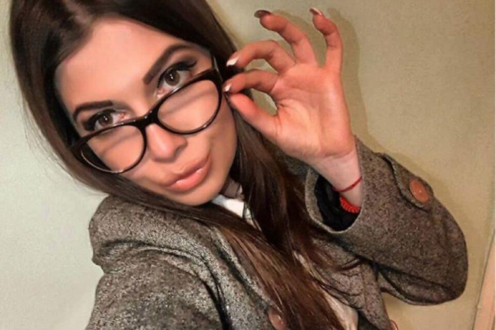 Ovo je najlepša devojka u vozu za Kosovo! Kad Albanci vide kakva je mačka, jedva ćemo izvući živu glavu!