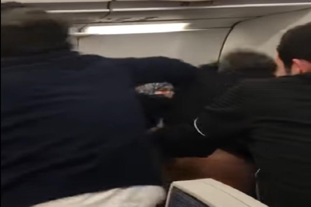 Haos na letu za London: Zbog tuče putnika prinudno sleteo avion! (VIDEO)
