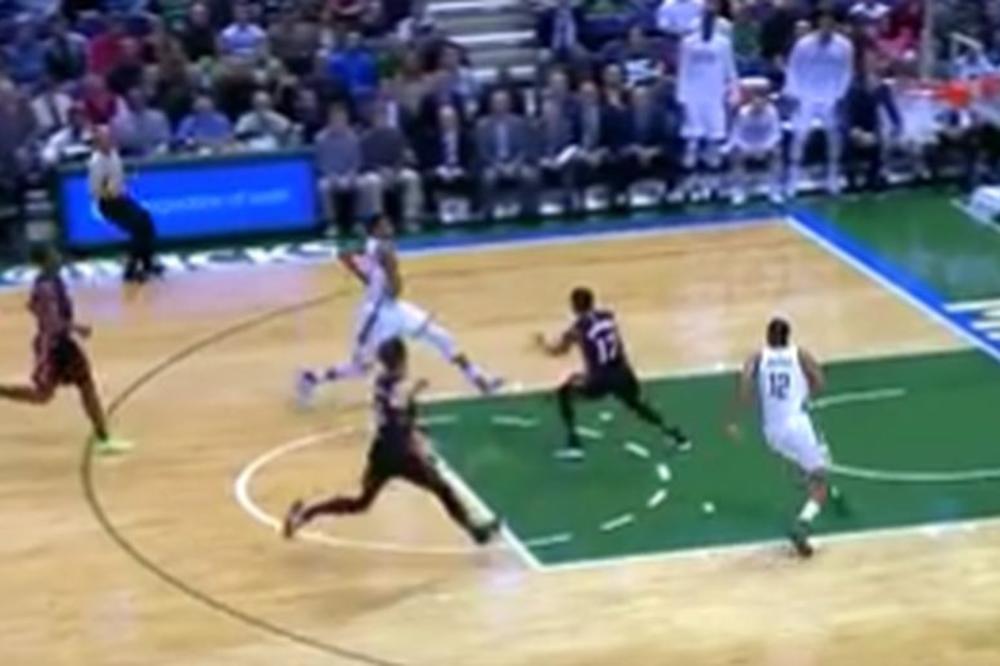 PIJE KEROZIN STO POSTO: Adetokumbo je izveo najluđe kucanje koje smo videli ove sezone! (VIDEO)