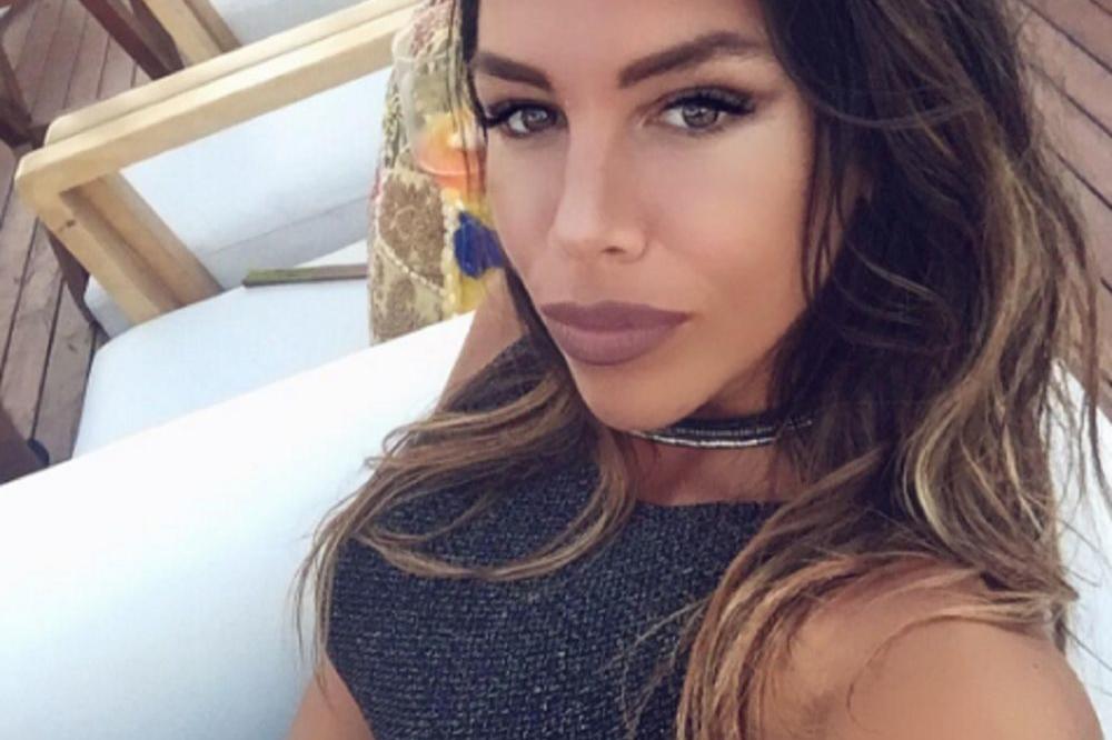 DIREKTOR, PA TI VIDI! Kaja pokazala prvo pokazala mamu, a sad i tatu! Šta mislite, na koga liči? (FOTO)