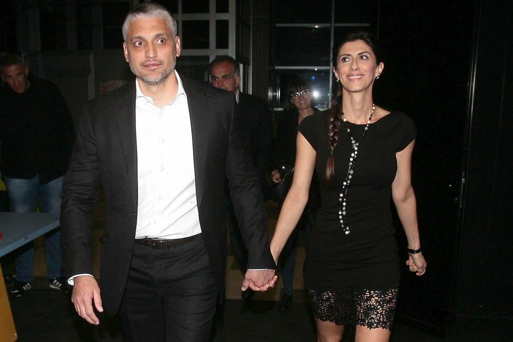 NE PRESTAJE DA ŠOKIRA ŽENINIM FOTKAMA: Čeda oduševljen TELOM svoje SUPRUGE u VRELOJ POZI! Iz ovog ugla je niko nije video do sada!