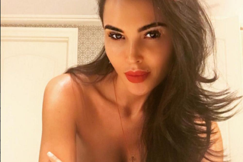 Od njenog dekoltea se pada u nesvest: Modelsica se utegla, a grudi kipe na sve strane! (FOTO)