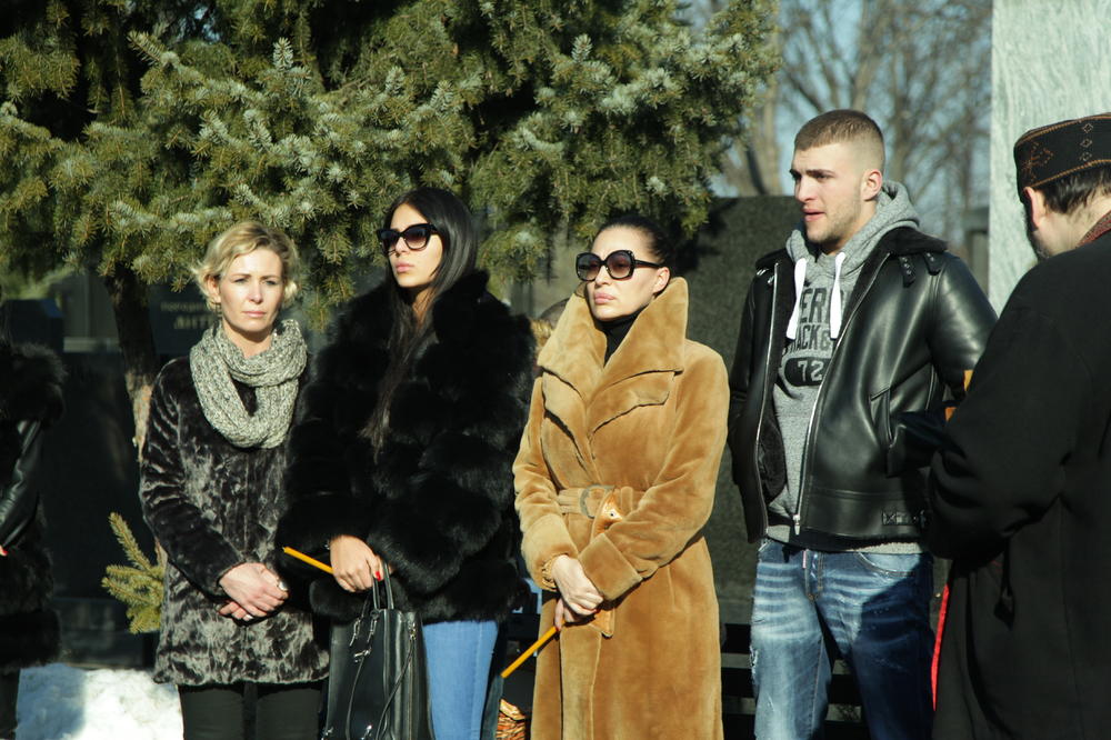 POMIRILI SE: Veljko izveo Anastasiju i Sofiju na ručak i 3. SESTRU KOJU NIKO NIJE PRIMETIO na groblju! (FOTO)