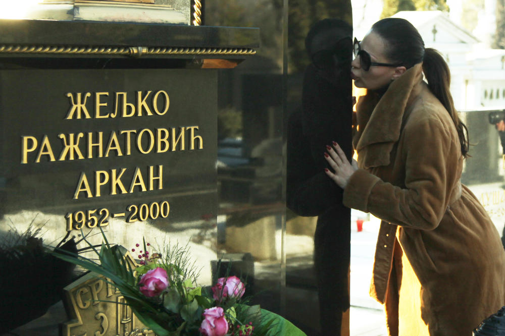 NIKAD POTRESNIJA FOTKA: Ceca na Arkanovoj sahrani s bolnim izrazom lica, bez imalo šminke (FOTO)