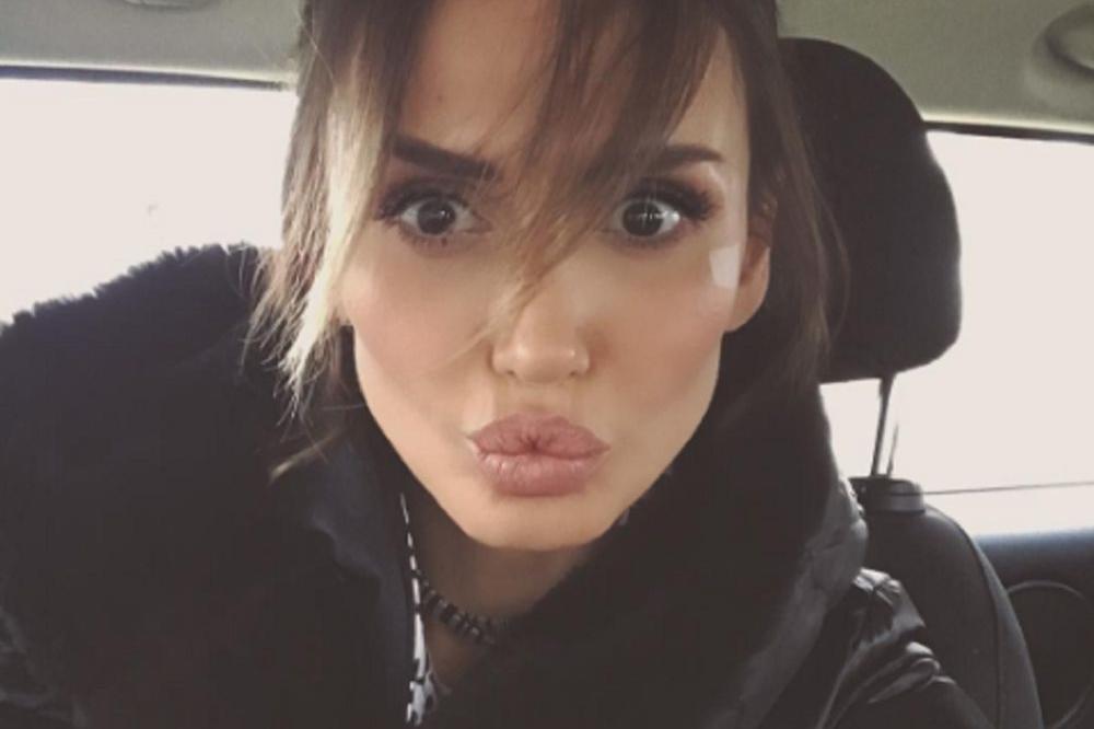 I U DRUGOM STANJU EMINA IZGLEDA KAO BOMBA: U četvrtom mesecu pevačica SIJA! (FOTO)