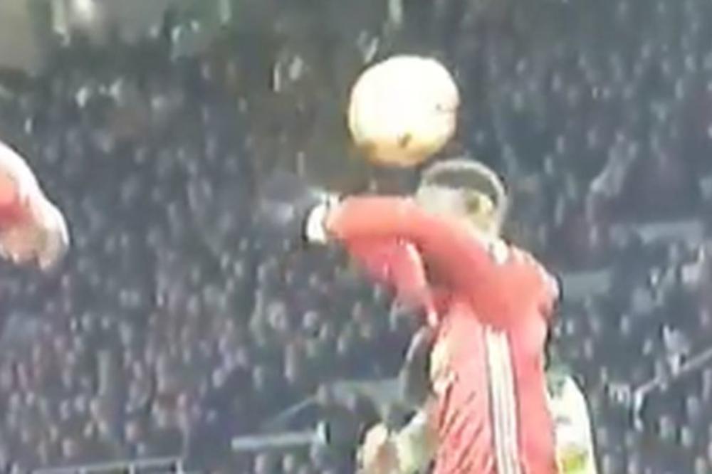 IZGLEDA DA JE DO CRVENOG DRESA: Pogba u Vidićevom stilu skrivio neverovatan penal na derbiju Engleske! (VIDEO)