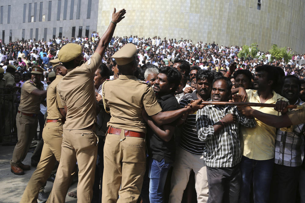 UŽASNA TRAGEDIJA! Najmanje 6 mrtvih u stampedu na verskom festivalu u Indiji!