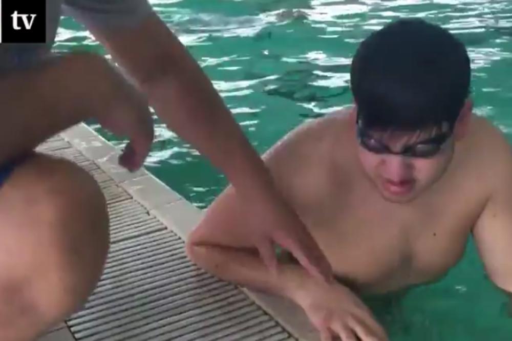 SLEPI PLIVAČ NEMANJA OSTAO BEZ POSLA: Ovaj momak je heroj, hajde da mu pomognemo! (VIDEO)