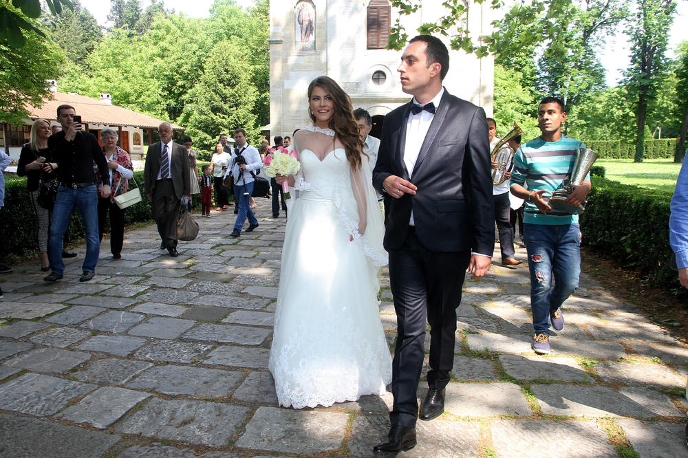 ČESTITAMO!!! Porodila se lepa voditeljka, na svet donela DEČAKA, a ime?