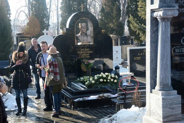 SUPRUGU I TATI Evo šta su Ceca, Veljko i Anastasija doneli na Arkanov grob za pomen! (FOTO)