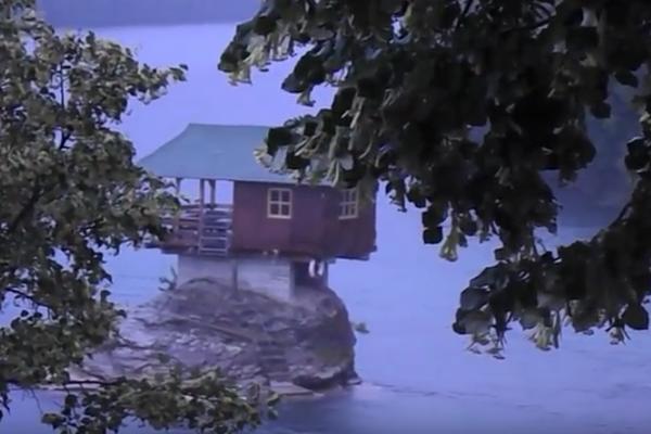 Sećate se čuvene kućice na Drini? E pa, umro je neko ko je vrlo povezan s njom (VIDEO)