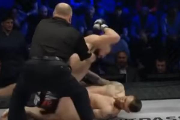 PRVO GA OLIZAO: Moćni Srbin posle brutalnog nokauta besomučno nastavio da prebija protivnika! (VIDEO)