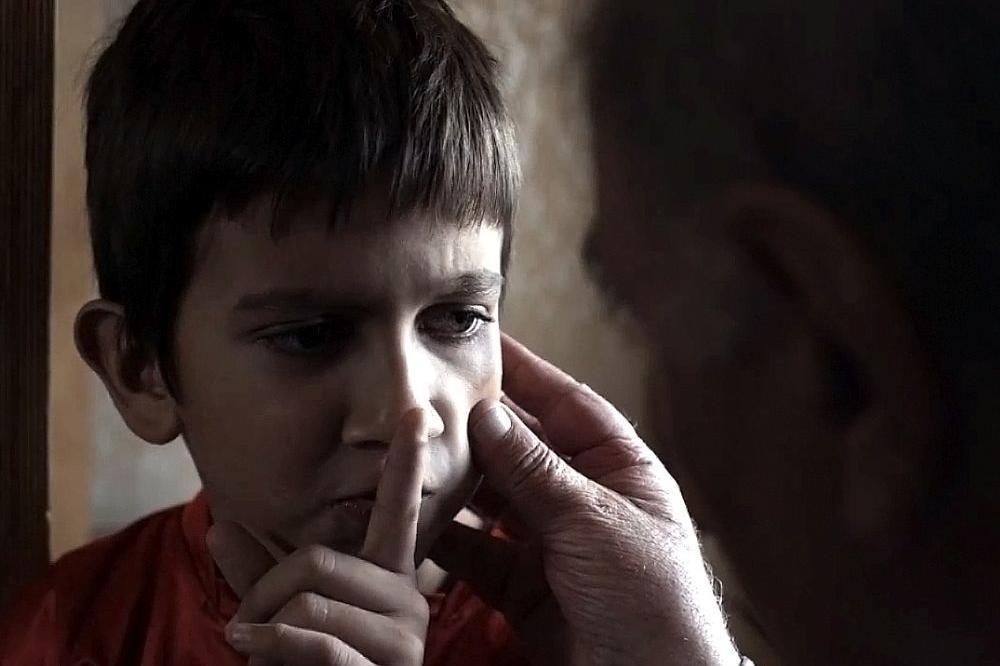 Da li je njihova odluka JEDNI IZLAZ IZ BEZNAĐA? Film Sporazum u Domu omladine! (FOTO) (VIDEO)