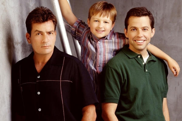 Sad je KAO ČARLI! Alan Harper iz Dva i po muškarca ne liči na sebe!! Možda je propao, ali više nije šmokljan! (FOTO)