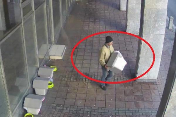 KAKO VAS BRE NIJE SRAMOTA?! Ovi NELJUDI kradu kućice za pse?!? (VIDEO)