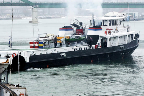 Ledolomac Greben i potiskivač Bor krenuli ka Đerdapu!