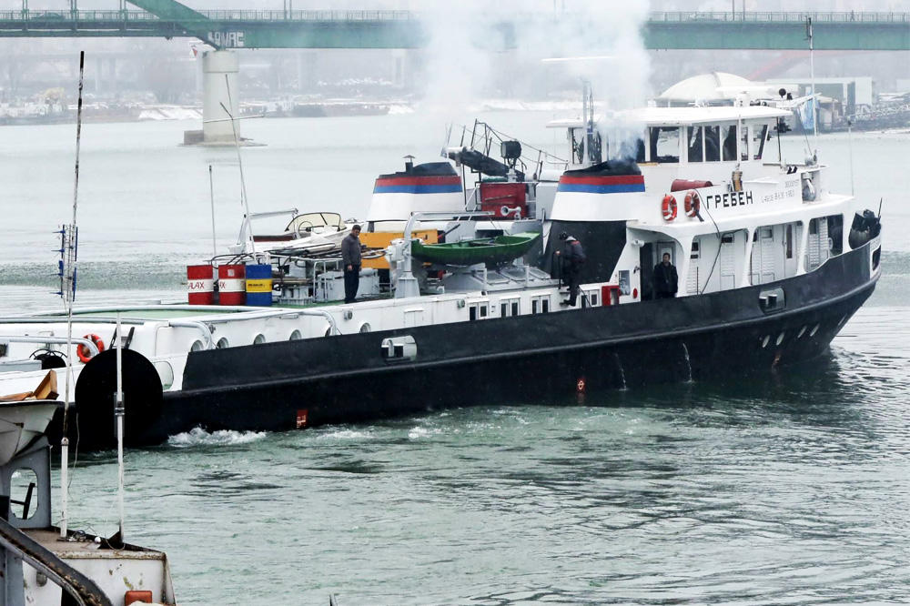 Ledolomac Greben i potiskivač Bor krenuli ka Đerdapu!