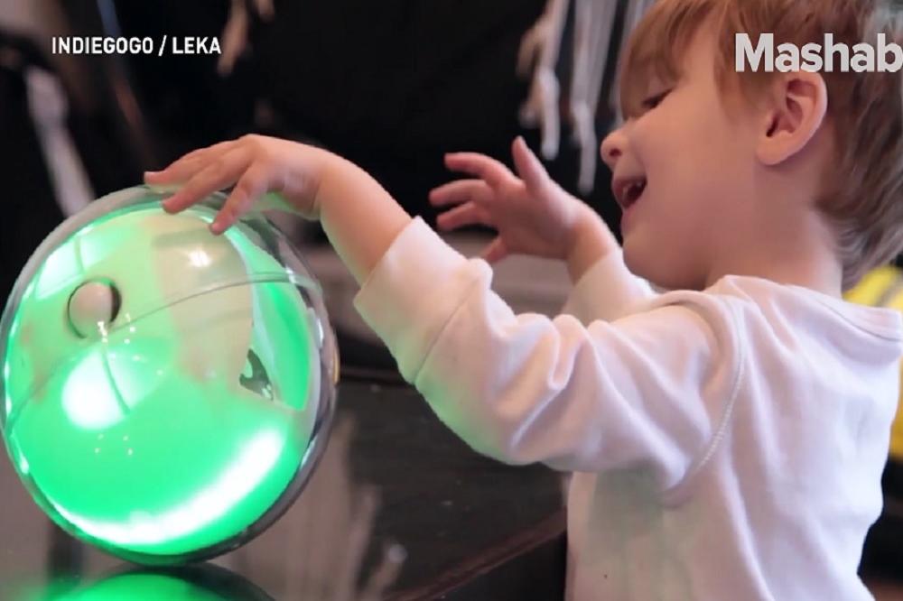 Ova igračka je posebna iz milion razloga, ali jedan je posebno dirljiv! (VIDEO)