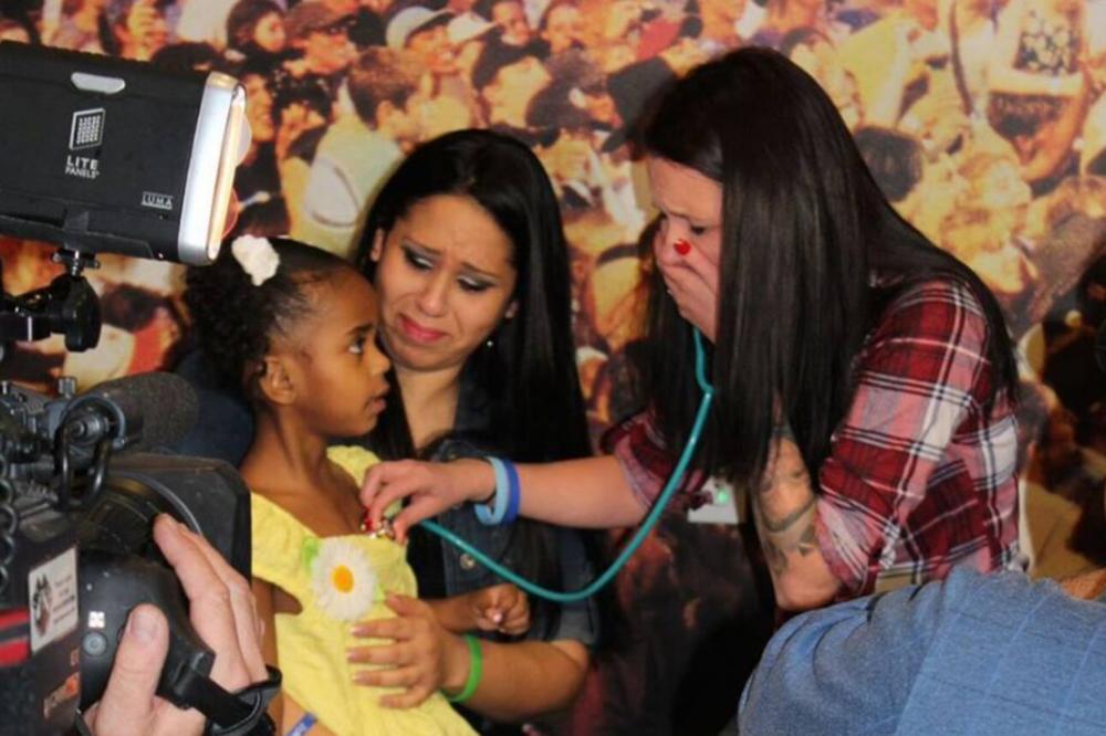 Od ovoga se srce steže, a suze same teku! OVA MAJKA sluša otkucaje srca svog preminulog sina! (FOTO)