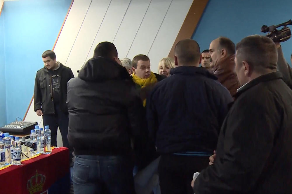 KAKAV HAOS! Aktivisti Inicijative mladih pretučeni na tribini SNS-a! (FOTO)