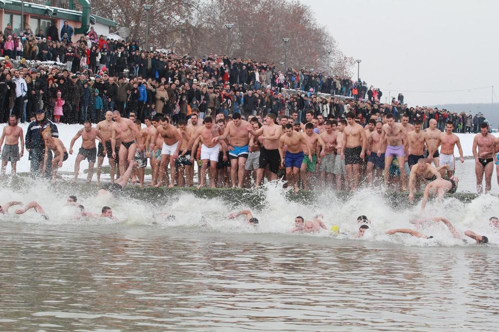 ZIMA, HLADNO: Zbog leda na Dunavu, za časni krst se pliva u hotelskom bazenu, i to u DVE TURE!