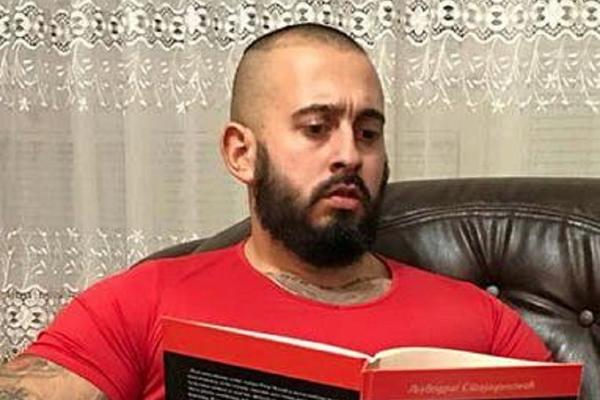 Nećete verovati koju knjigu čita NAJJAČI SRBIN! (FOTO)