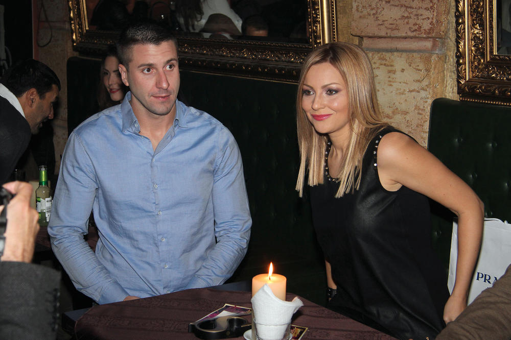 BE-BE-BE Ivana Selakov dobila NEVEROVATAN POKLON od dečka, ali ono najlepše tek dolazi! (FOTO)