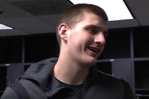 Urnebesna Jokićeva reakcija kad su mu rekli da je Medžik Džonson oduševljen njegovim asistencijama! (VIDEO)