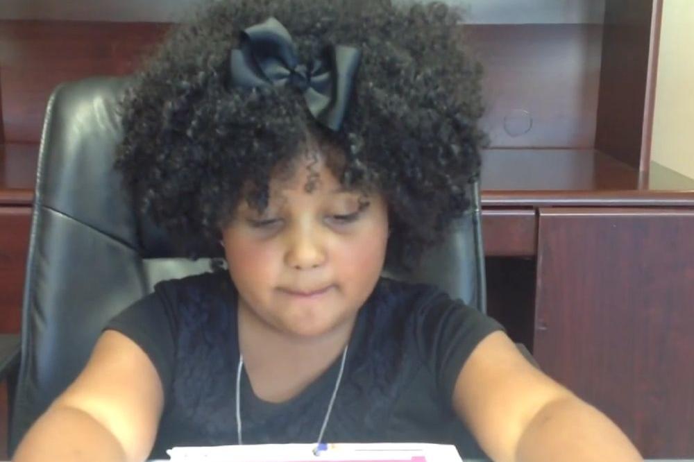 Pročitala je više KNJIGA nego neki STRANA! Ima 4 GODINE i stigla je do cifre od 1.500! Upoznajte Daliju! (VIDEO)