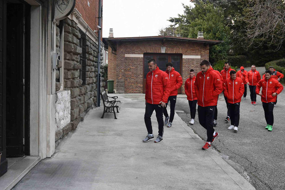 RIVALSTVO NA NEKOM VIŠEM NIVOU: Zvezdini fudbaleri se družili sa legendom Partizana! (FOTO)