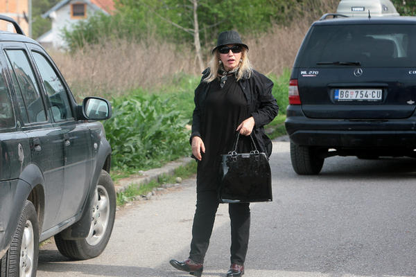 UMALO JOJ MUŽ UMRO NA RUKAMA! Mučio se danima, a onda je krenuo da ISKAŠLJAVA KRV! (FOTO)